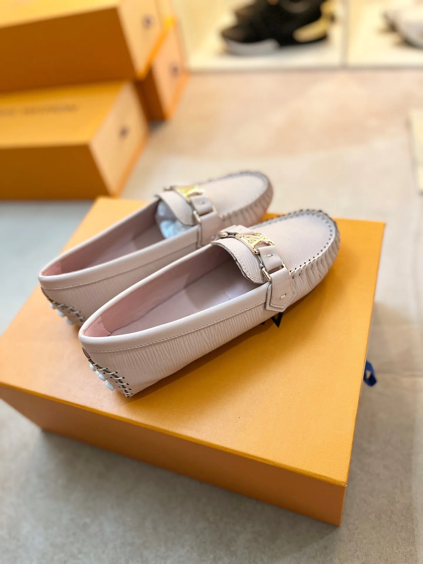 p460💰Couple model❤️🇫🇷 𝙇𝙤𝙪𝙞𝙨 𝙑𝙪𝙞𝙩𝙩𝙤𝙣 🇫🇷Louis Vuitton 2023 Classic𝓛𝓿 𝓣𝓻𝓪𝓲𝓷𝓮𝓻 Sports Series ➪➪➪¯ [Arizona Doudou Shoes Series] ▪️▪️▪️Arizona slip-on shoes are made of Monogram Eclipse canvas. Its hand-painted and dyed edges and hand-sewn uppers fully demonstrate Louis Vuitton's traditional shoemaking craftsmanship. This slip-on shoe is very lightweight. The integrated tongue and upper make it particularly comfortable and flexible. The soft outsole is equipped with rubber padding. Decorated with matching sash. Detailed features: ☑️Monogram Eclipse canvas ☑️Black Eclipse pattern ☑️Hand-painted shoe edges ☑️Hand-sewn uppers (each pair takes time to process) ☑️Integrated tongue and upper construction ☑️Outsole equipped with rubber lining ☑️size: 35_46